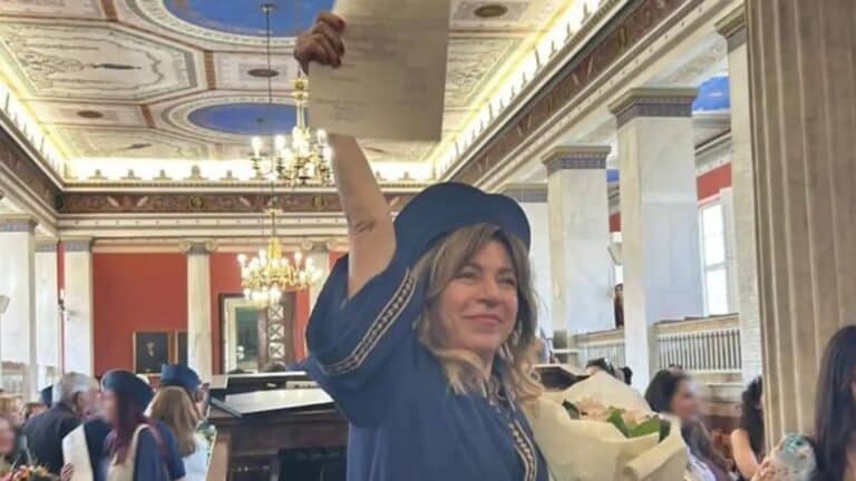 Η Δήμητρα Παπαδοπούλου αποφοίτησε από την αγγλική φιλολογία: «Μπαμπά πήρα πτυχίο»