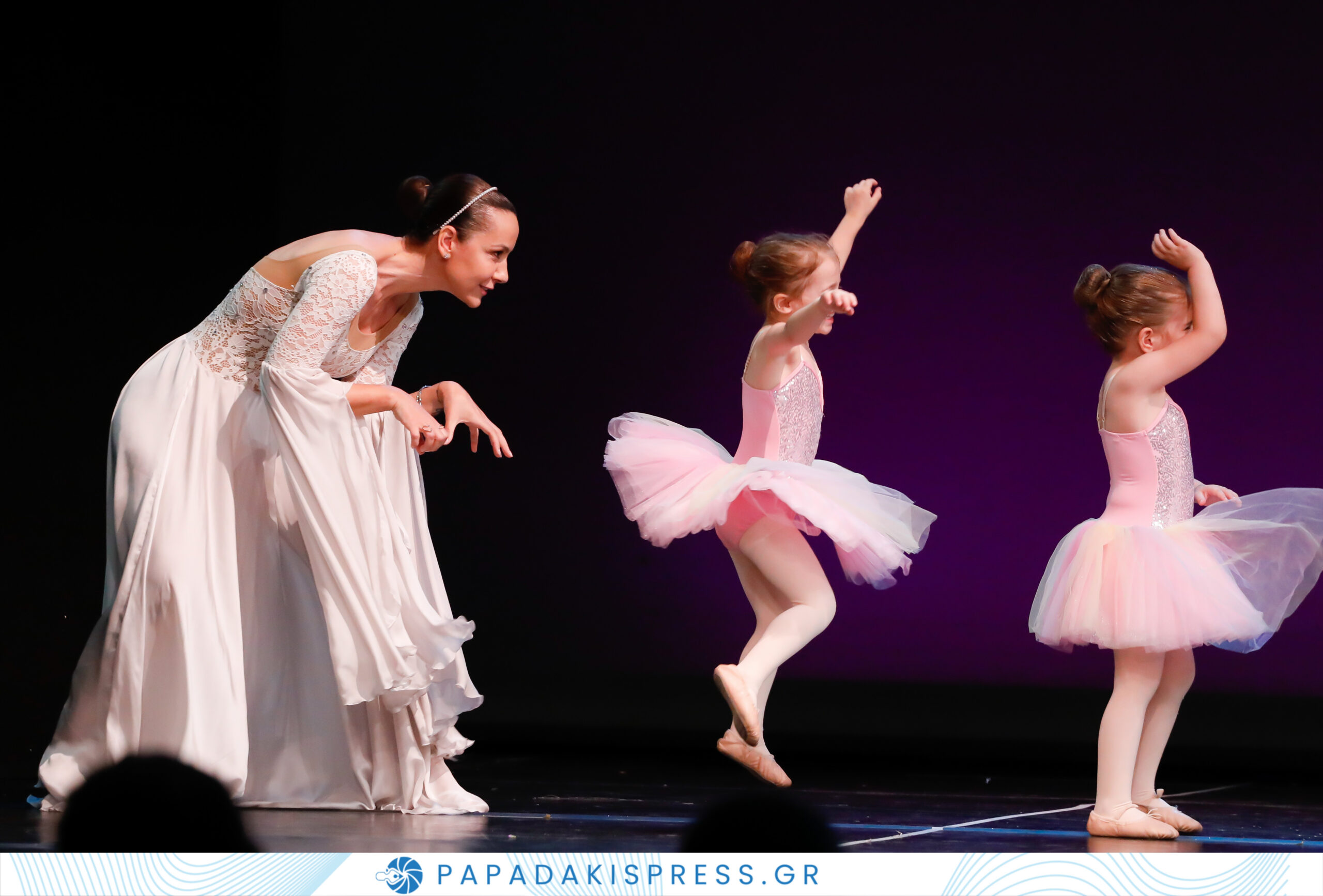 Καταχειροκροτήθηκε η φιλανθρωπική παράσταση «Νοσταλγία» της Σχολής Χορού Μαρίνας Λαμπροπούλου (εικόνες)
