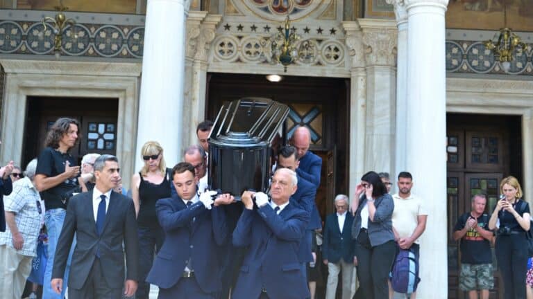 Συγκίνηση στο τελευταίο αντίο στη Μάρω Κοντού – «Ήρθε η ώρα για την οριστική καληνύχτα»