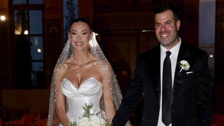 Η Δώρα Παντέλη παντρεύτηκε τον Τζον Μεραμβελιωτάκη (εικόνες)