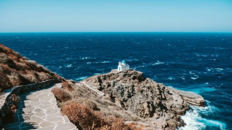 Last minute διακοπές: Πού να ταξιδέψεις τον Αύγουστο χωρίς να ξοδέψεις μια περιουσία